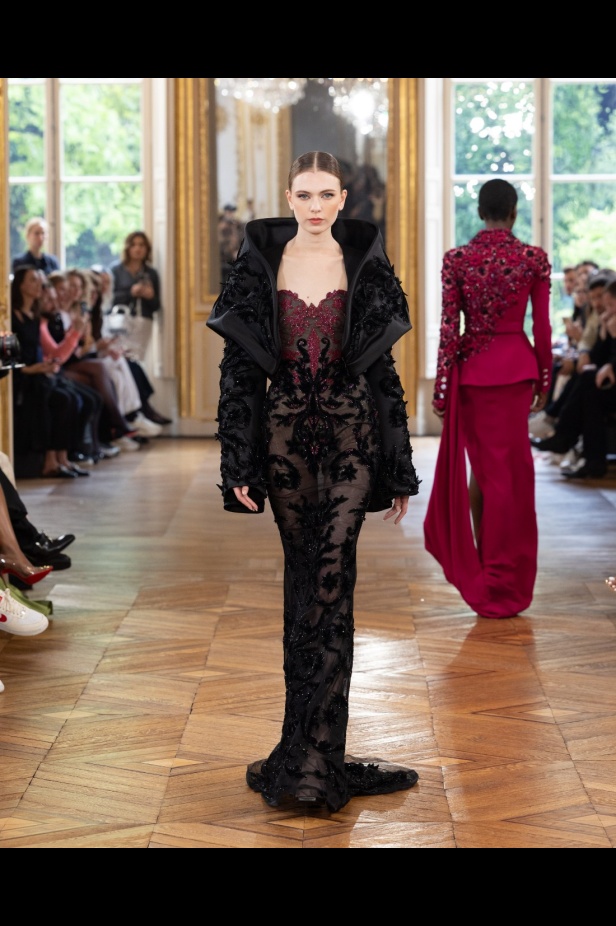 طوني ورد يستوحي مجموعة الأزياء الراقية من التنكر الغامض ويقول لـ"هي": بعض الفساتين استغرقت أكثر من 500 ساعة عمل يدوي (فيديو)