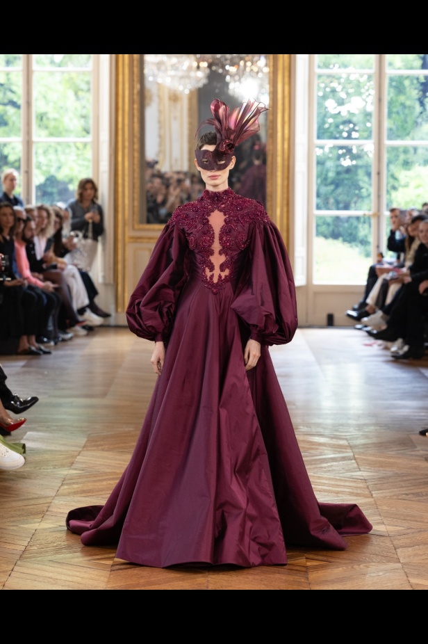 طوني ورد يستوحي مجموعة الأزياء الراقية من التنكر الغامض ويقول لـ"هي": بعض الفساتين استغرقت أكثر من 500 ساعة عمل يدوي (فيديو)