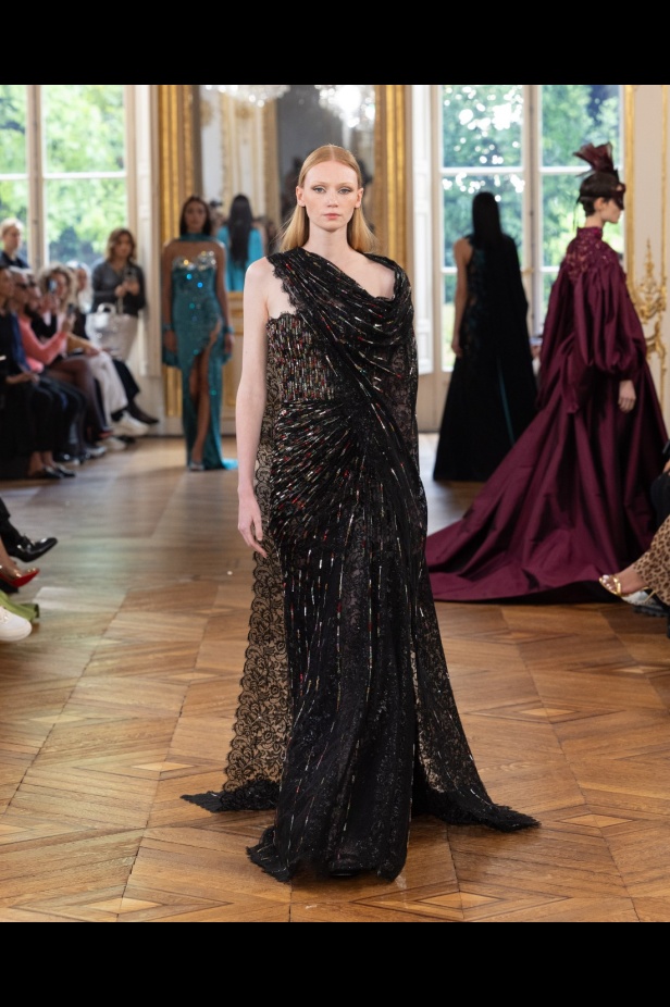 طوني ورد يستوحي مجموعة الأزياء الراقية من التنكر الغامض ويقول لـ"هي": بعض الفساتين استغرقت أكثر من 500 ساعة عمل يدوي (فيديو)