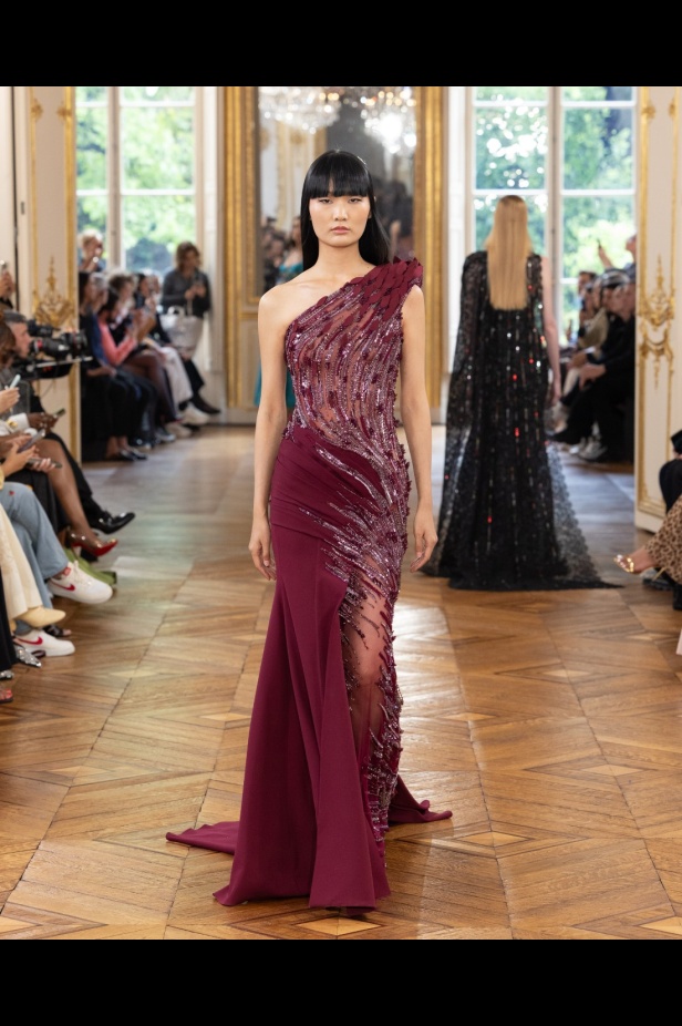 طوني ورد يستوحي مجموعة الأزياء الراقية من التنكر الغامض ويقول لـ"هي": بعض الفساتين استغرقت أكثر من 500 ساعة عمل يدوي (فيديو)