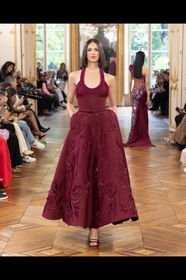 طوني ورد يستوحي مجموعة الأزياء الراقية من التنكر الغامض ويقول لـ"هي": بعض الفساتين استغرقت أكثر من 500 ساعة عمل يدوي (فيديو)