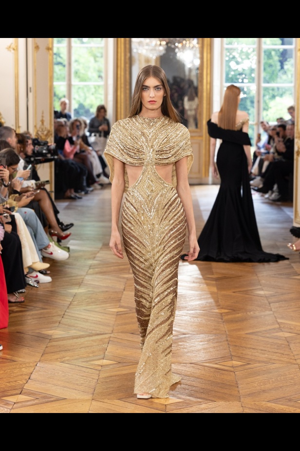 طوني ورد يستوحي مجموعة الأزياء الراقية من التنكر الغامض ويقول لـ"هي": بعض الفساتين استغرقت أكثر من 500 ساعة عمل يدوي (فيديو)