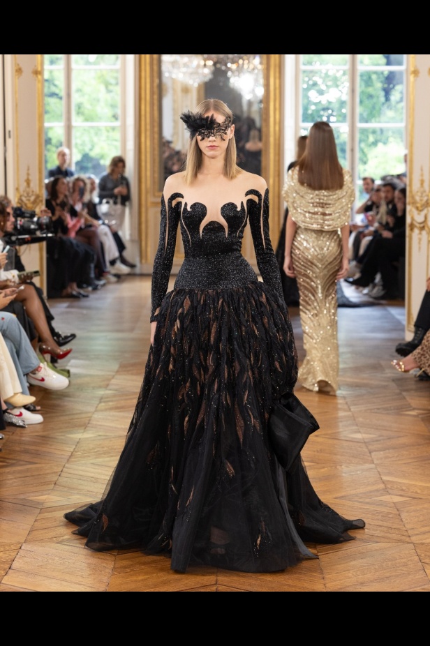 طوني ورد يستوحي مجموعة الأزياء الراقية من التنكر الغامض ويقول لـ"هي": بعض الفساتين استغرقت أكثر من 500 ساعة عمل يدوي (فيديو)