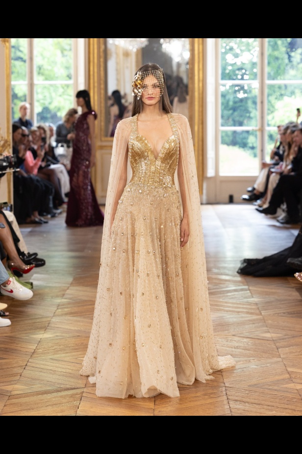 طوني ورد يستوحي مجموعة الأزياء الراقية من التنكر الغامض ويقول لـ"هي": بعض الفساتين استغرقت أكثر من 500 ساعة عمل يدوي (فيديو)