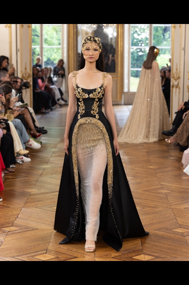 طوني ورد يستوحي مجموعة الأزياء الراقية من التنكر الغامض ويقول لـ"هي": بعض الفساتين استغرقت أكثر من 500 ساعة عمل يدوي (فيديو)