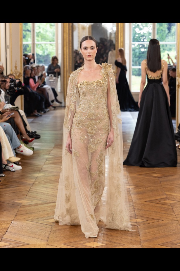 طوني ورد يستوحي مجموعة الأزياء الراقية من التنكر الغامض ويقول لـ"هي": بعض الفساتين استغرقت أكثر من 500 ساعة عمل يدوي (فيديو)