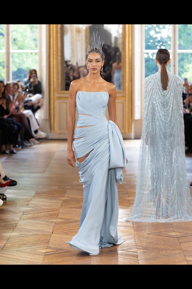 طوني ورد يستوحي مجموعة الأزياء الراقية من التنكر الغامض ويقول لـ"هي": بعض الفساتين استغرقت أكثر من 500 ساعة عمل يدوي (فيديو)