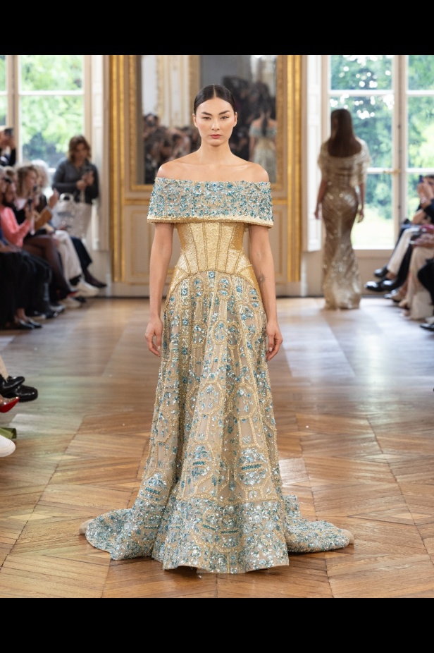 طوني ورد يستوحي مجموعة الأزياء الراقية من التنكر الغامض ويقول لـ"هي": بعض الفساتين استغرقت أكثر من 500 ساعة عمل يدوي (فيديو)