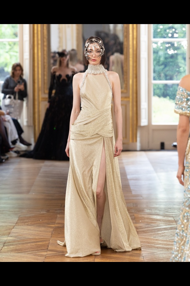 طوني ورد يستوحي مجموعة الأزياء الراقية من التنكر الغامض ويقول لـ"هي": بعض الفساتين استغرقت أكثر من 500 ساعة عمل يدوي (فيديو)