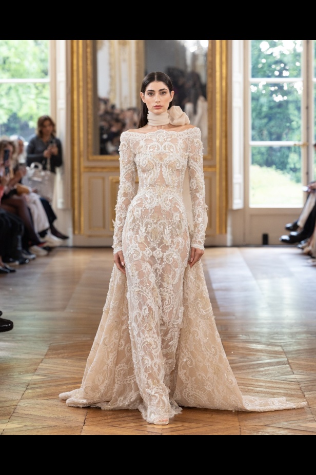 طوني ورد يستوحي مجموعة الأزياء الراقية من التنكر الغامض ويقول لـ"هي": بعض الفساتين استغرقت أكثر من 500 ساعة عمل يدوي (فيديو)