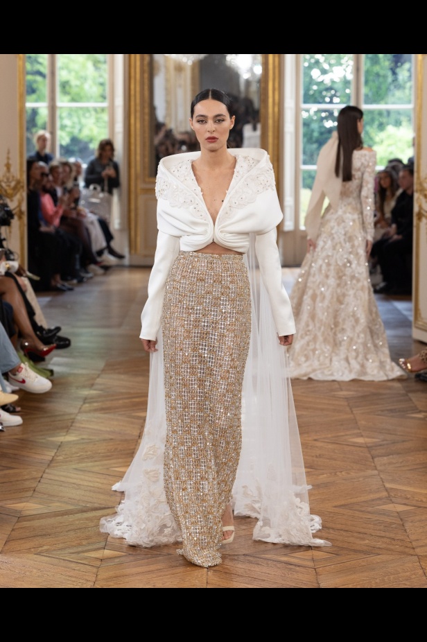 طوني ورد يستوحي مجموعة الأزياء الراقية من التنكر الغامض ويقول لـ"هي": بعض الفساتين استغرقت أكثر من 500 ساعة عمل يدوي (فيديو)