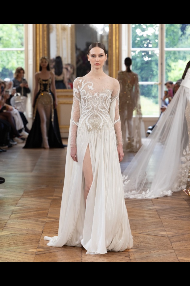 طوني ورد يستوحي مجموعة الأزياء الراقية من التنكر الغامض ويقول لـ"هي": بعض الفساتين استغرقت أكثر من 500 ساعة عمل يدوي (فيديو)