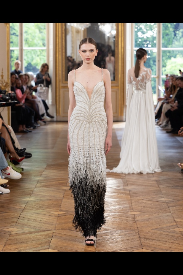 طوني ورد يستوحي مجموعة الأزياء الراقية من التنكر الغامض ويقول لـ"هي": بعض الفساتين استغرقت أكثر من 500 ساعة عمل يدوي (فيديو)