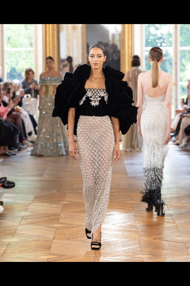 طوني ورد يستوحي مجموعة الأزياء الراقية من التنكر الغامض ويقول لـ"هي": بعض الفساتين استغرقت أكثر من 500 ساعة عمل يدوي (فيديو)