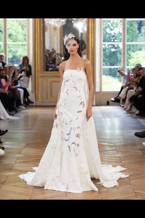 طوني ورد يستوحي مجموعة الأزياء الراقية من التنكر الغامض ويقول لـ"هي": بعض الفساتين استغرقت أكثر من 500 ساعة عمل يدوي (فيديو)