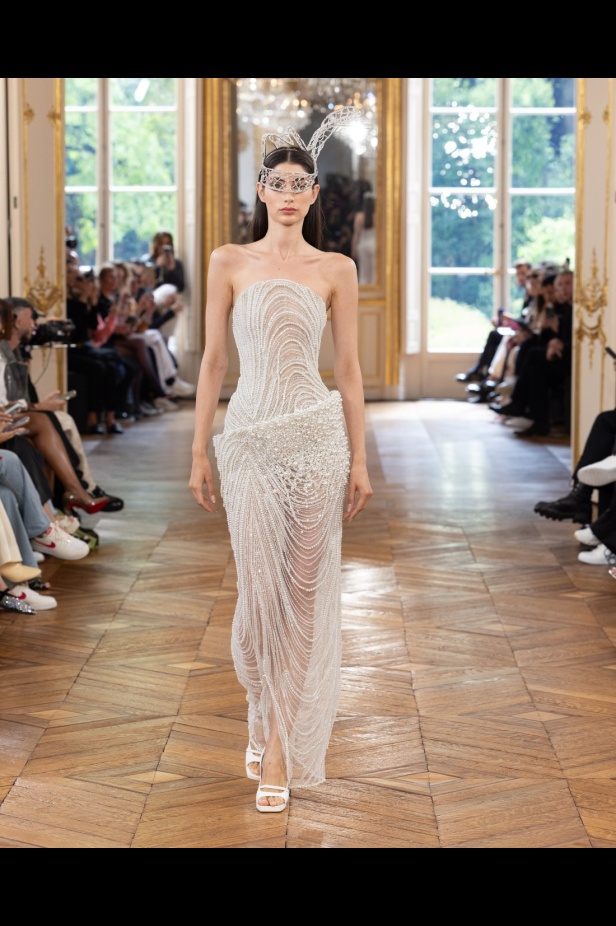 طوني ورد يستوحي مجموعة الأزياء الراقية من التنكر الغامض ويقول لـ"هي": بعض الفساتين استغرقت أكثر من 500 ساعة عمل يدوي (فيديو)