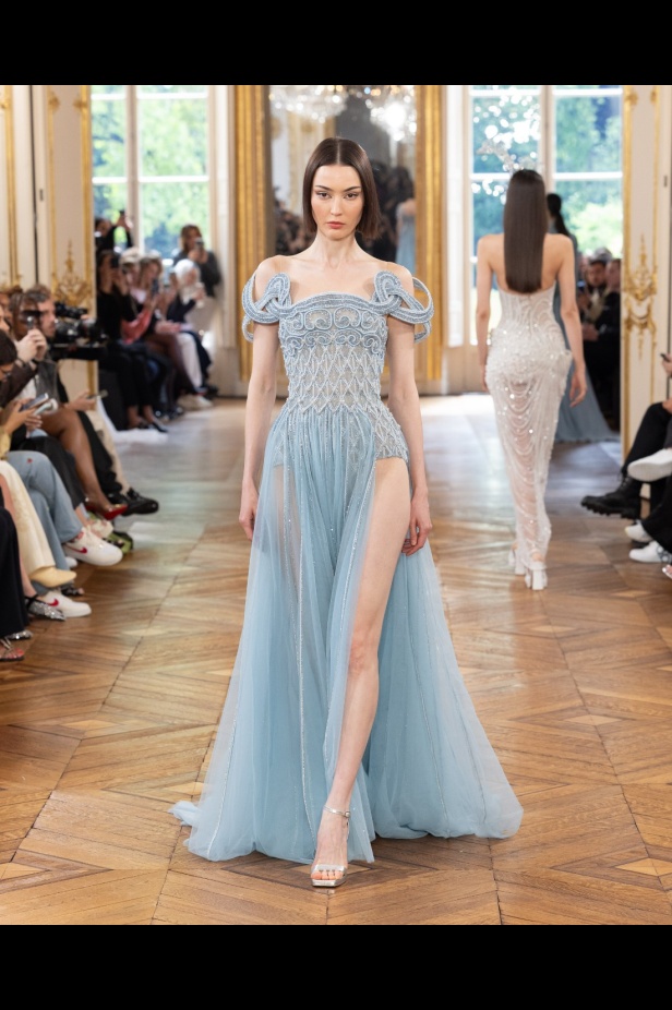 طوني ورد يستوحي مجموعة الأزياء الراقية من التنكر الغامض ويقول لـ"هي": بعض الفساتين استغرقت أكثر من 500 ساعة عمل يدوي (فيديو)