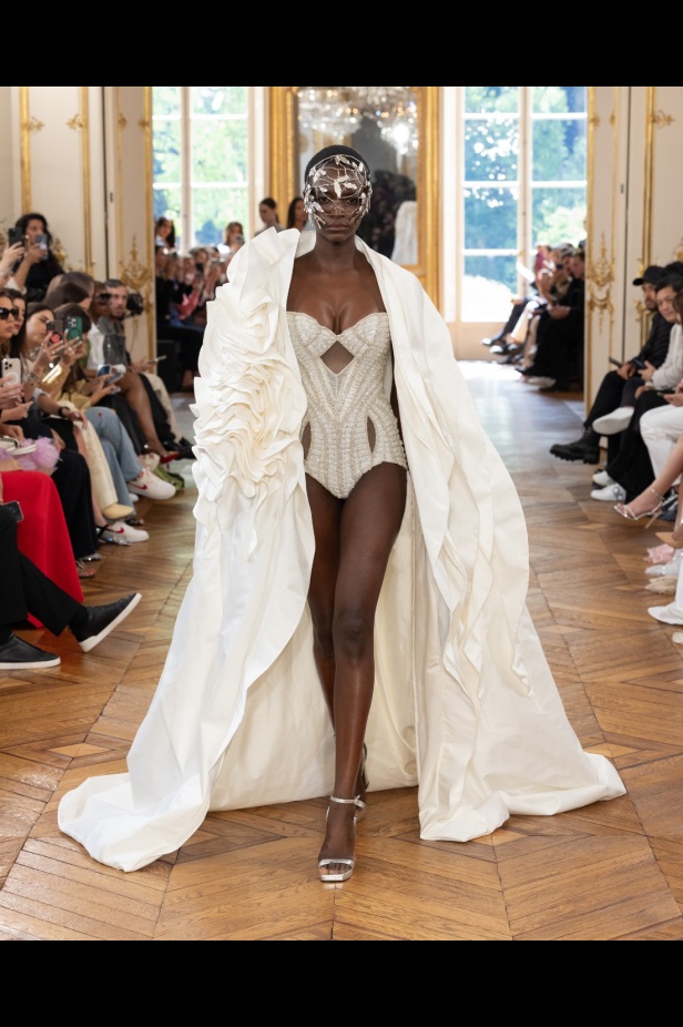 طوني ورد يستوحي مجموعة الأزياء الراقية من التنكر الغامض ويقول لـ"هي": بعض الفساتين استغرقت أكثر من 500 ساعة عمل يدوي (فيديو)