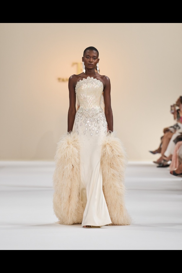 "تمارا رالف" تبدع في تقديم مجموعة كوتور مستوحاة من الآرت ديكو.. وتكشف لـ"هي": المرأة العربية تقدّر الموضة والرفاهية (فيديو)