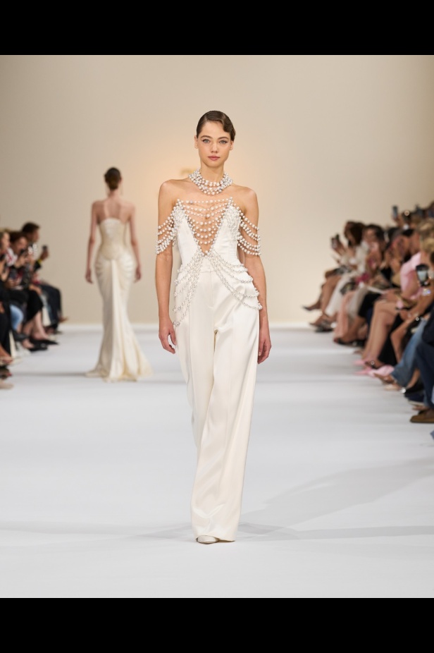 "تمارا رالف" تبدع في تقديم مجموعة كوتور مستوحاة من الآرت ديكو.. وتكشف لـ"هي": المرأة العربية تقدّر الموضة والرفاهية (فيديو)