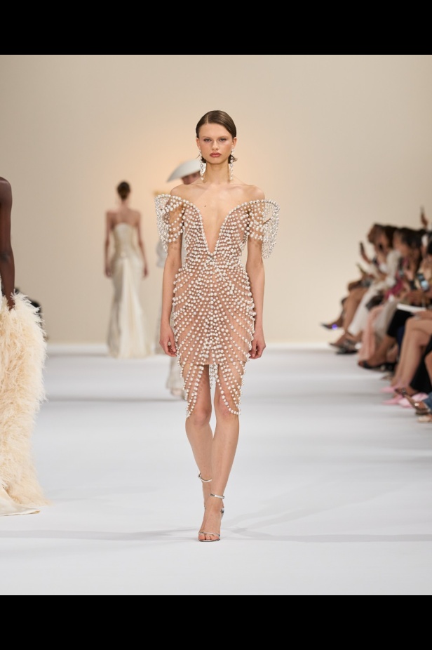 "تمارا رالف" تبدع في تقديم مجموعة كوتور مستوحاة من الآرت ديكو.. وتكشف لـ"هي": المرأة العربية تقدّر الموضة والرفاهية (فيديو)