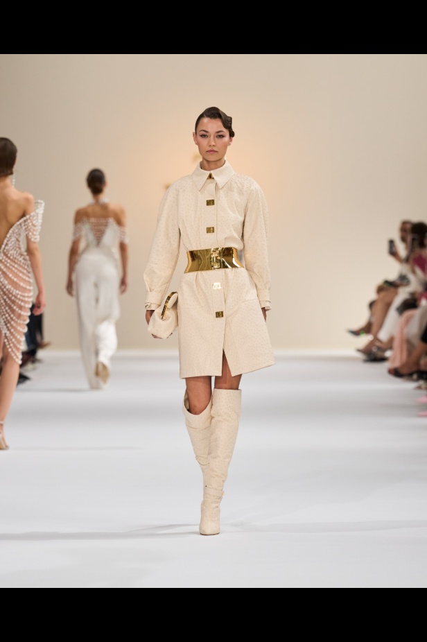 "تمارا رالف" تبدع في تقديم مجموعة كوتور مستوحاة من الآرت ديكو.. وتكشف لـ"هي": المرأة العربية تقدّر الموضة والرفاهية (فيديو)