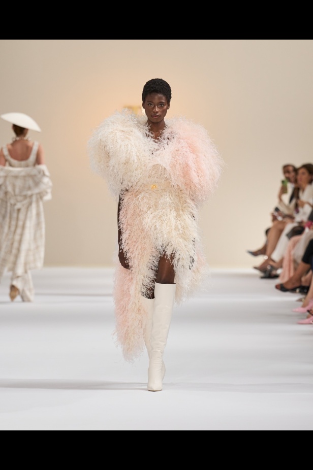 "تمارا رالف" تبدع في تقديم مجموعة كوتور مستوحاة من الآرت ديكو.. وتكشف لـ"هي": المرأة العربية تقدّر الموضة والرفاهية (فيديو)