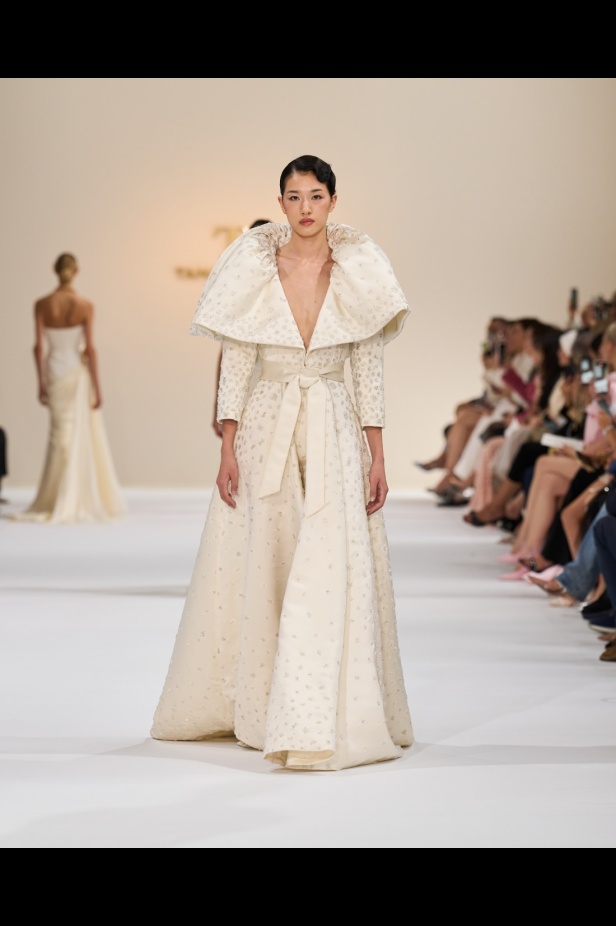 "تمارا رالف" تبدع في تقديم مجموعة كوتور مستوحاة من الآرت ديكو.. وتكشف لـ"هي": المرأة العربية تقدّر الموضة والرفاهية (فيديو)