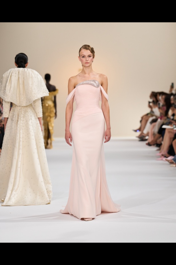 "تمارا رالف" تبدع في تقديم مجموعة كوتور مستوحاة من الآرت ديكو.. وتكشف لـ"هي": المرأة العربية تقدّر الموضة والرفاهية (فيديو)