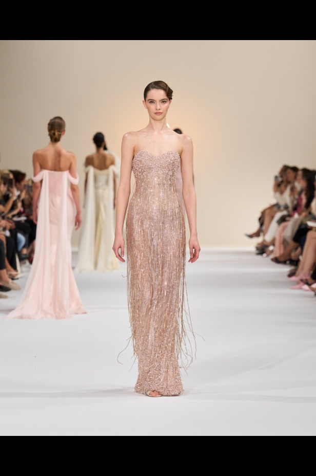 "تمارا رالف" تبدع في تقديم مجموعة كوتور مستوحاة من الآرت ديكو.. وتكشف لـ"هي": المرأة العربية تقدّر الموضة والرفاهية (فيديو)