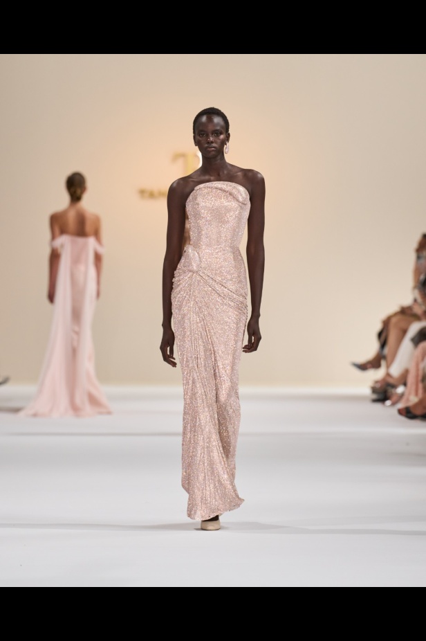 "تمارا رالف" تبدع في تقديم مجموعة كوتور مستوحاة من الآرت ديكو.. وتكشف لـ"هي": المرأة العربية تقدّر الموضة والرفاهية (فيديو)