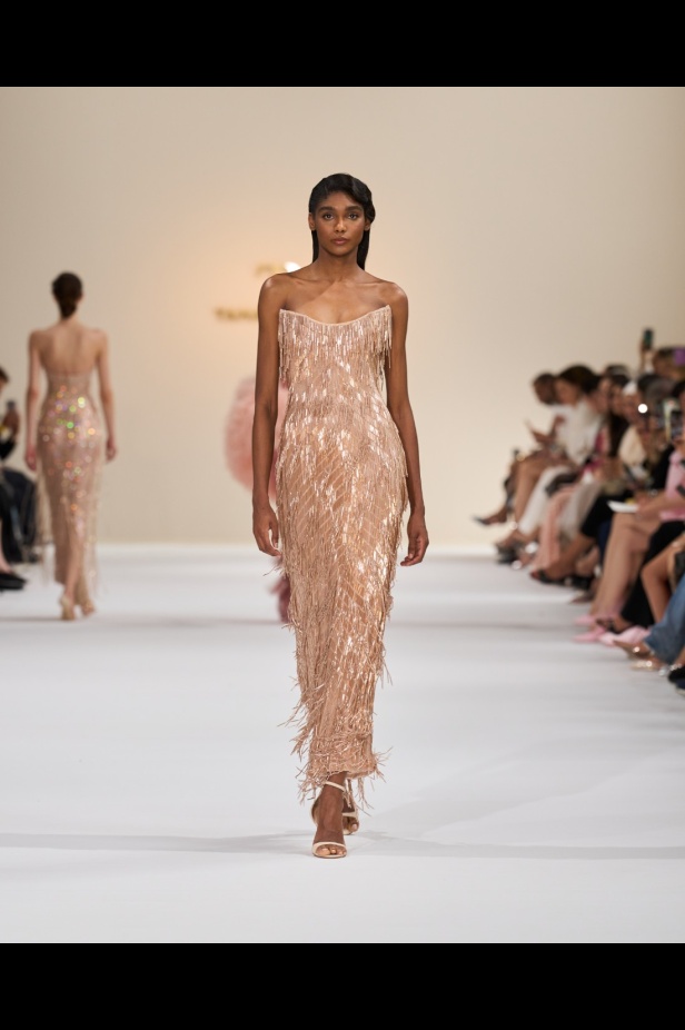 "تمارا رالف" تبدع في تقديم مجموعة كوتور مستوحاة من الآرت ديكو.. وتكشف لـ"هي": المرأة العربية تقدّر الموضة والرفاهية (فيديو)