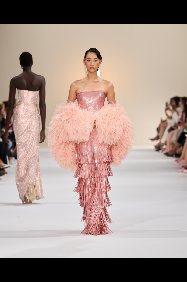 "تمارا رالف" تبدع في تقديم مجموعة كوتور مستوحاة من الآرت ديكو.. وتكشف لـ"هي": المرأة العربية تقدّر الموضة والرفاهية (فيديو)