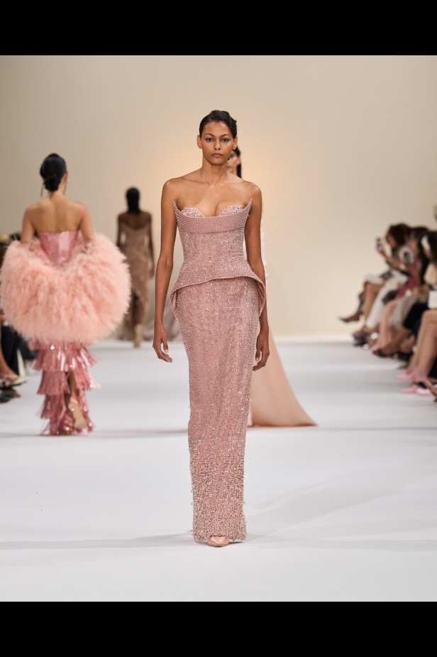 "تمارا رالف" تبدع في تقديم مجموعة كوتور مستوحاة من الآرت ديكو.. وتكشف لـ"هي": المرأة العربية تقدّر الموضة والرفاهية (فيديو)