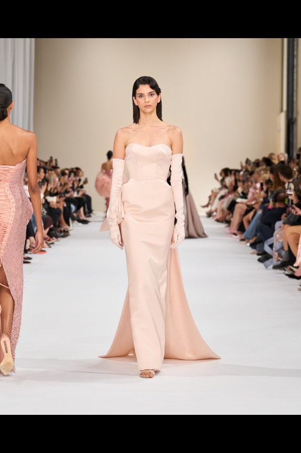 "تمارا رالف" تبدع في تقديم مجموعة كوتور مستوحاة من الآرت ديكو.. وتكشف لـ"هي": المرأة العربية تقدّر الموضة والرفاهية (فيديو)