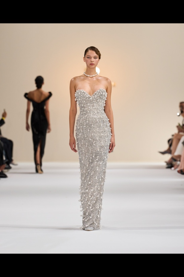 "تمارا رالف" تبدع في تقديم مجموعة كوتور مستوحاة من الآرت ديكو.. وتكشف لـ"هي": المرأة العربية تقدّر الموضة والرفاهية (فيديو)