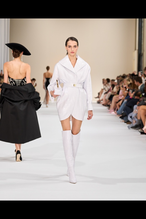 "تمارا رالف" تبدع في تقديم مجموعة كوتور مستوحاة من الآرت ديكو.. وتكشف لـ"هي": المرأة العربية تقدّر الموضة والرفاهية (فيديو)