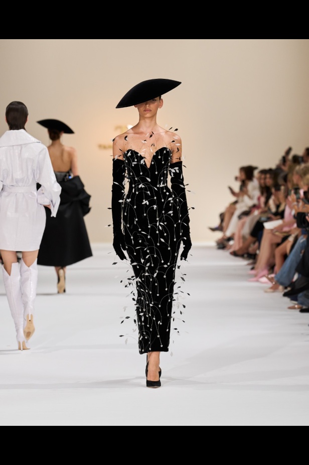 "تمارا رالف" تبدع في تقديم مجموعة كوتور مستوحاة من الآرت ديكو.. وتكشف لـ"هي": المرأة العربية تقدّر الموضة والرفاهية (فيديو)