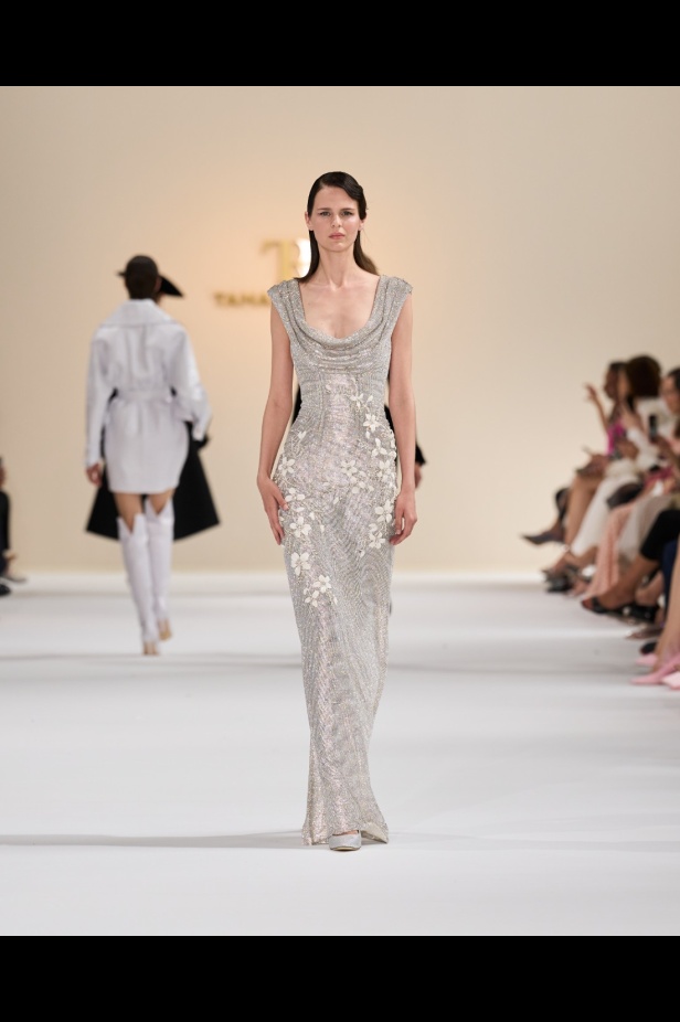 "تمارا رالف" تبدع في تقديم مجموعة كوتور مستوحاة من الآرت ديكو.. وتكشف لـ"هي": المرأة العربية تقدّر الموضة والرفاهية (فيديو)