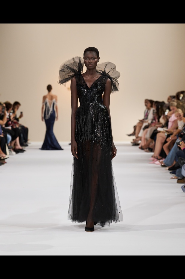 "تمارا رالف" تبدع في تقديم مجموعة كوتور مستوحاة من الآرت ديكو.. وتكشف لـ"هي": المرأة العربية تقدّر الموضة والرفاهية (فيديو)