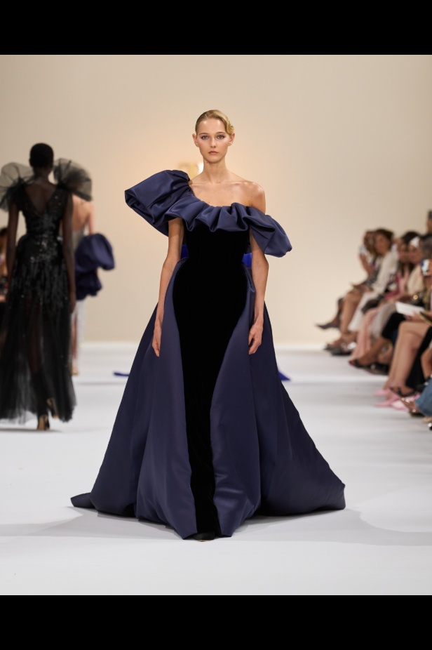 "تمارا رالف" تبدع في تقديم مجموعة كوتور مستوحاة من الآرت ديكو.. وتكشف لـ"هي": المرأة العربية تقدّر الموضة والرفاهية (فيديو)