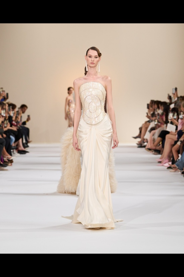 "تمارا رالف" تبدع في تقديم مجموعة كوتور مستوحاة من الآرت ديكو.. وتكشف لـ"هي": المرأة العربية تقدّر الموضة والرفاهية (فيديو)