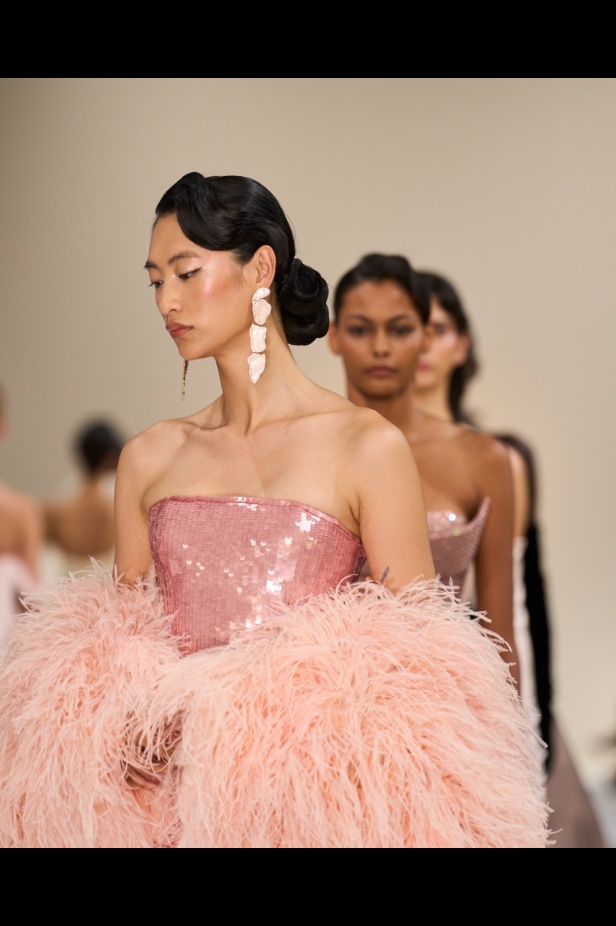 "تمارا رالف" تبدع في تقديم مجموعة كوتور مستوحاة من الآرت ديكو.. وتكشف لـ"هي": المرأة العربية تقدّر الموضة والرفاهية (فيديو)