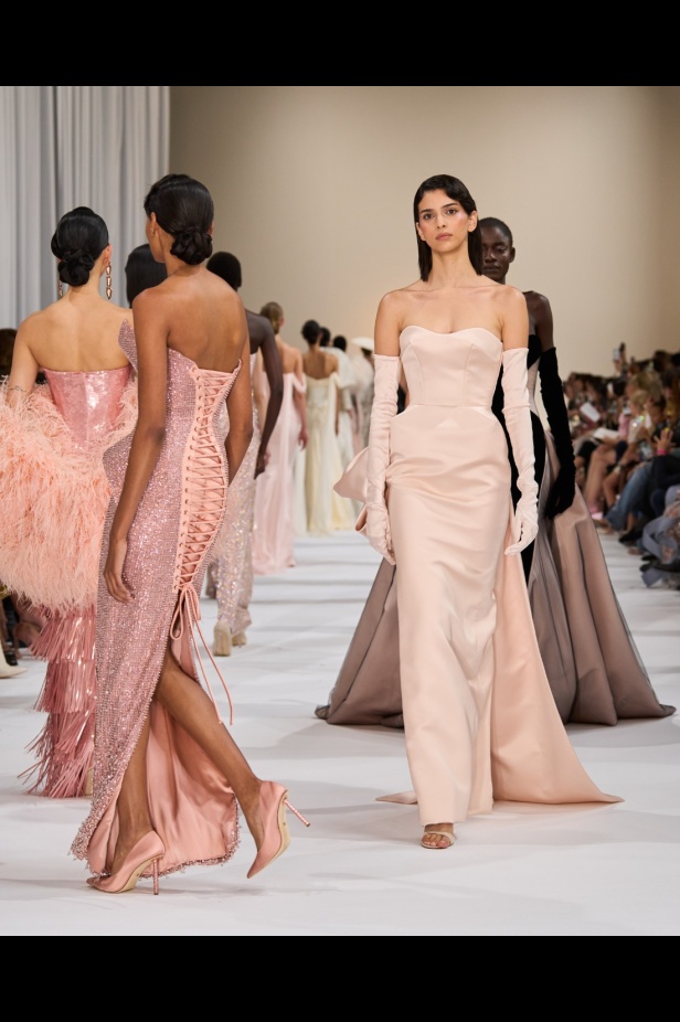 "تمارا رالف" تبدع في تقديم مجموعة كوتور مستوحاة من الآرت ديكو.. وتكشف لـ"هي": المرأة العربية تقدّر الموضة والرفاهية (فيديو)