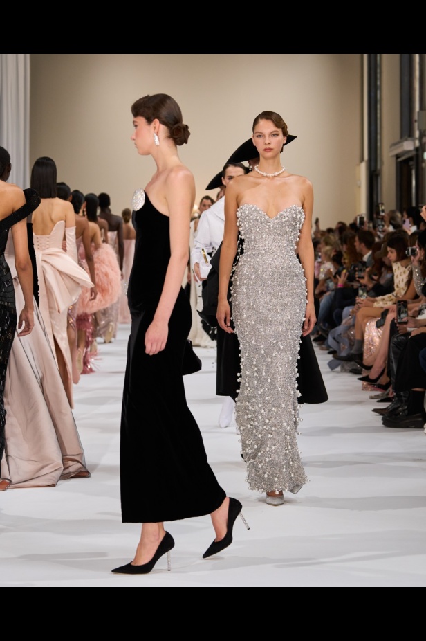 "تمارا رالف" تبدع في تقديم مجموعة كوتور مستوحاة من الآرت ديكو.. وتكشف لـ"هي": المرأة العربية تقدّر الموضة والرفاهية (فيديو)