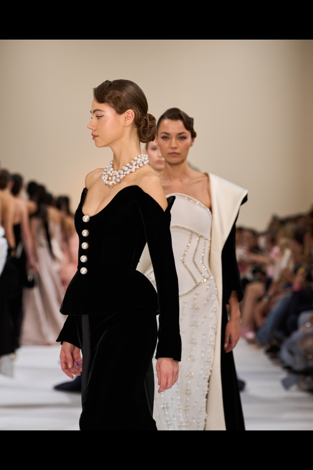 "تمارا رالف" تبدع في تقديم مجموعة كوتور مستوحاة من الآرت ديكو.. وتكشف لـ"هي": المرأة العربية تقدّر الموضة والرفاهية (فيديو)