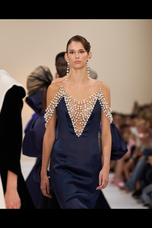 "تمارا رالف" تبدع في تقديم مجموعة كوتور مستوحاة من الآرت ديكو.. وتكشف لـ"هي": المرأة العربية تقدّر الموضة والرفاهية (فيديو)