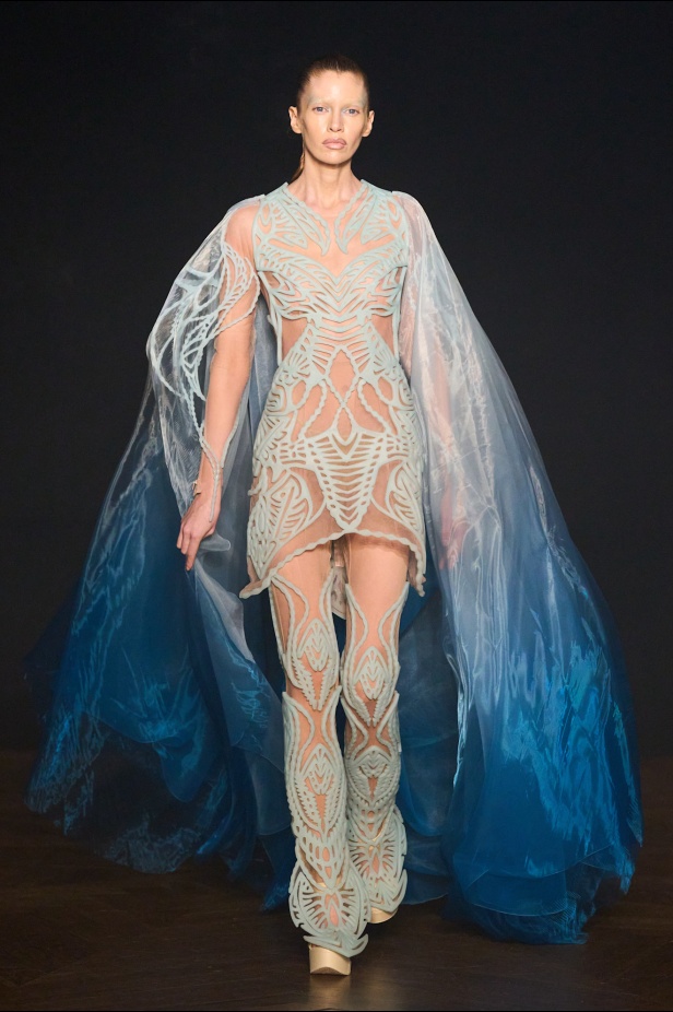 مجموعة Iris Van Herpen للأزياء الراقية لخريف وشتاء 2026-2025