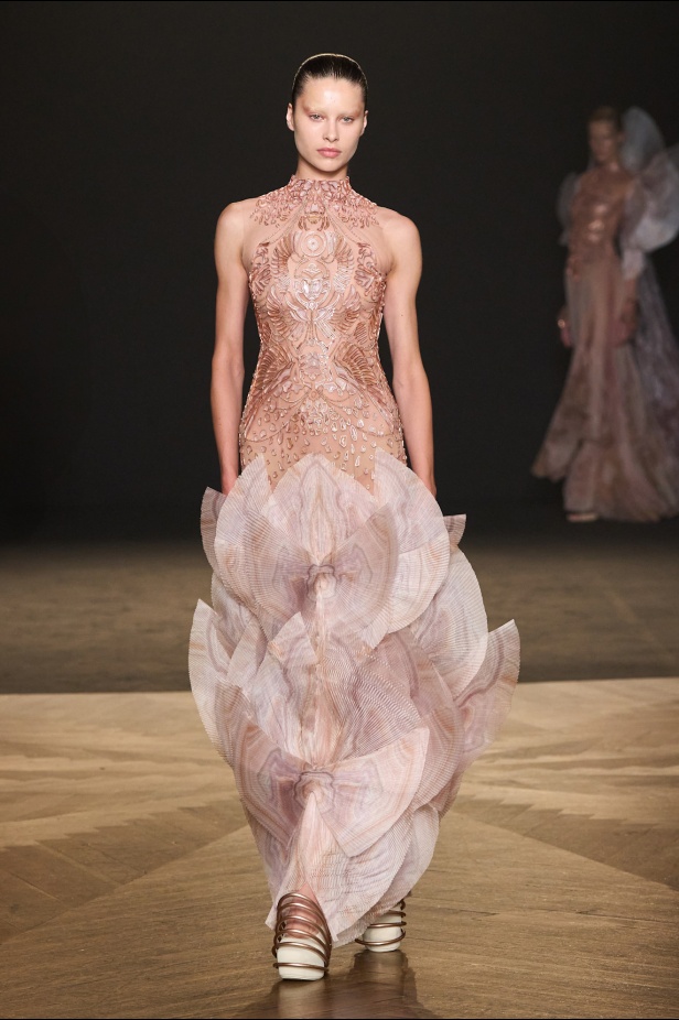 مجموعة Iris Van Herpen للأزياء الراقية لخريف وشتاء 2026-2025