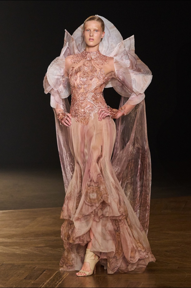 مجموعة Iris Van Herpen للأزياء الراقية لخريف وشتاء 2026-2025
